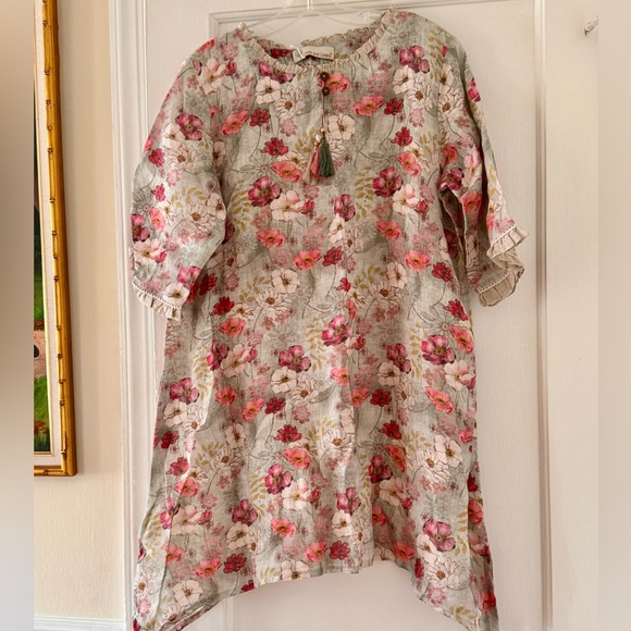 Linen& Linens Assymetrical Hem Floral Tunic - Picture 1 of 16